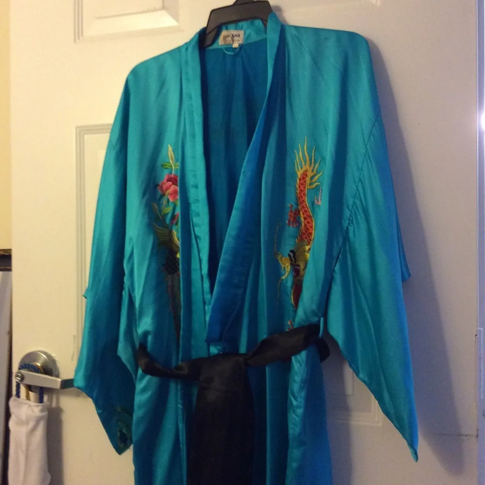 LovelySilk aqua Kimona with detailed embroidery - Picture 2 of 4
